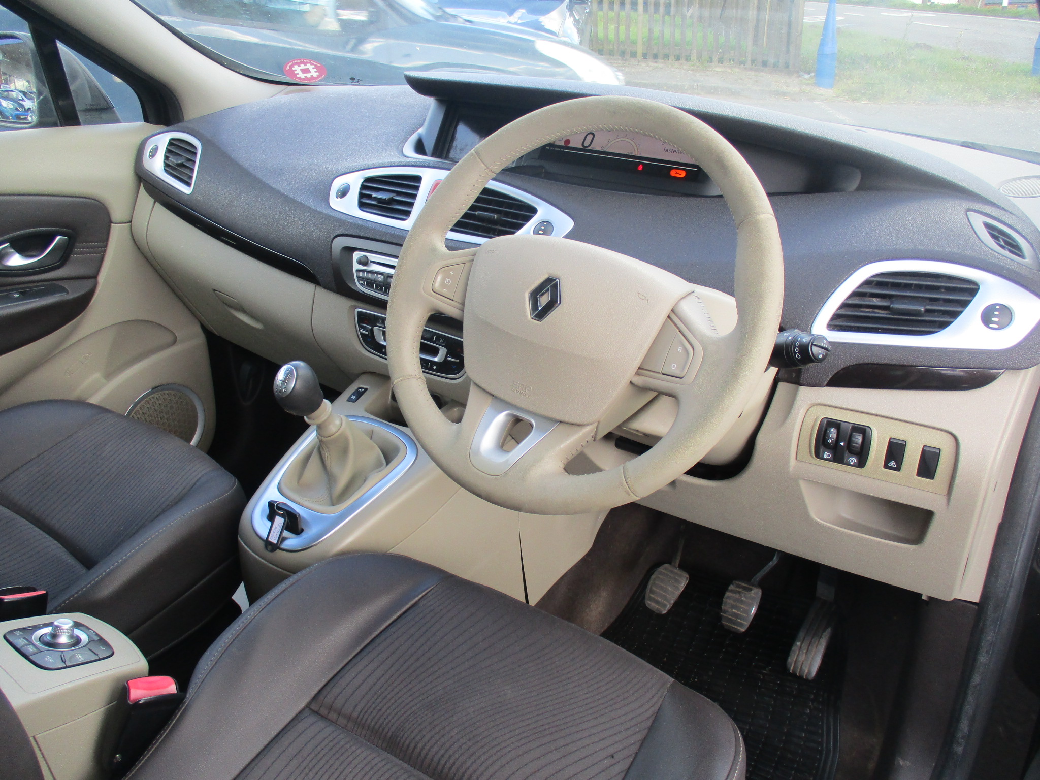 RENAULT SCENIC 1.5 DCI PRIVILEGE TT (TURBO DIESEL) 6 SPD 2010